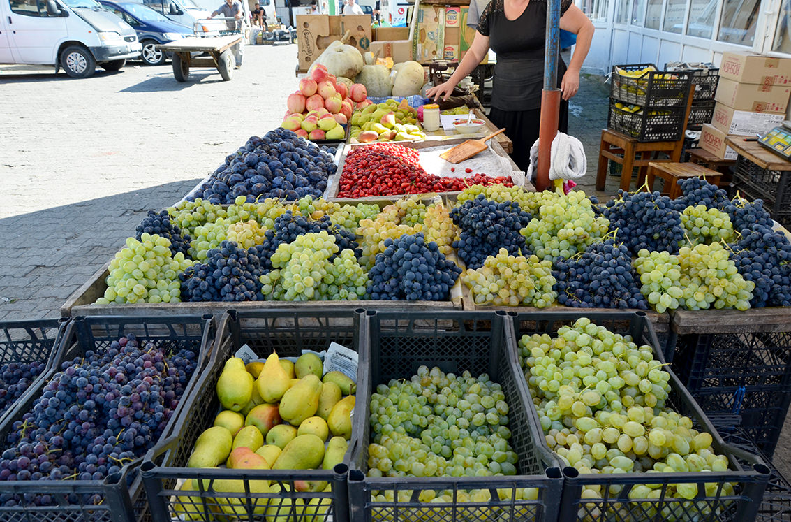 Местный рынок или продуктовый рынок Батуми, Грузия