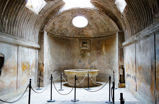 Туристы стали возвращать украденные сувениры из Помпеи