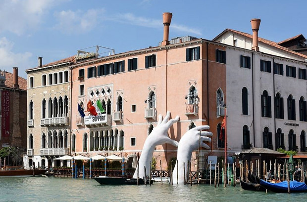 В Венеции установили арт-объект гигантских рук