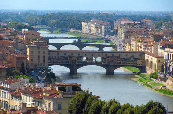 Власти Флоренции запрещают делать селфи на мостах
