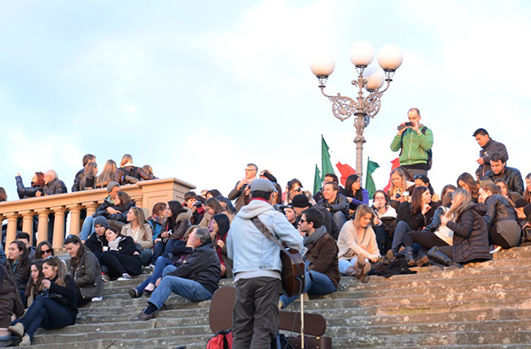 Власти Флоренции запрещают туристам сидеть на лестницах