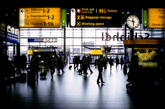 В аэропорту Амстердама добавят быстрый коридор для пассажиров без багажа