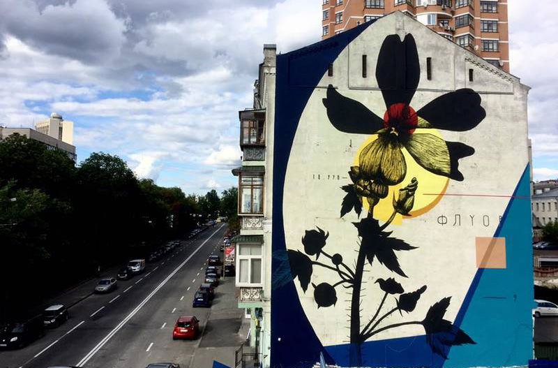 В Киеве появились муралы в поддержку стрит-арта и мира