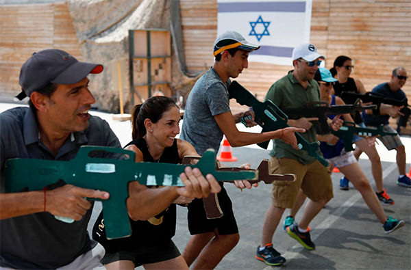 Туристы Израиля проходят курсы антитеррористической подготовки