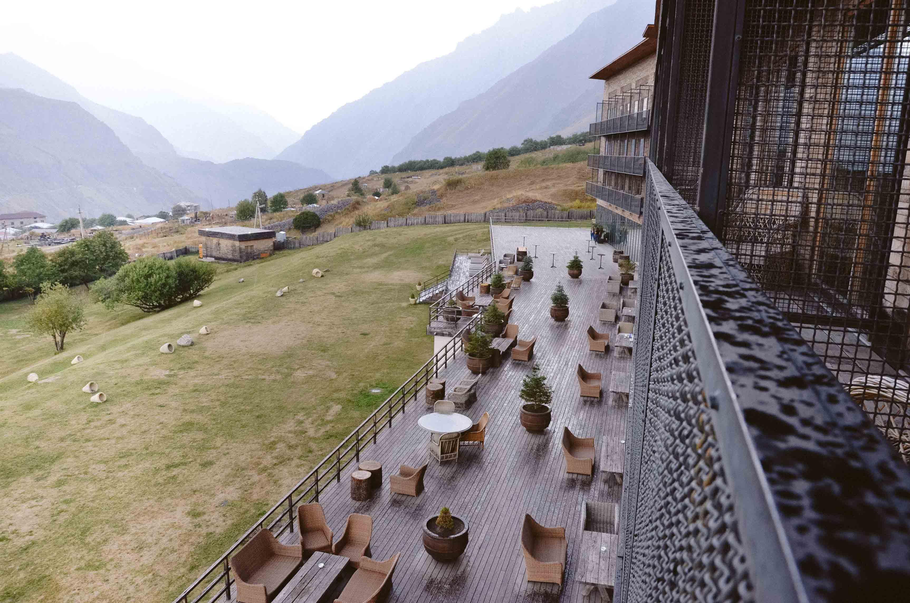 Терраса отеля Rooms Kazbegi