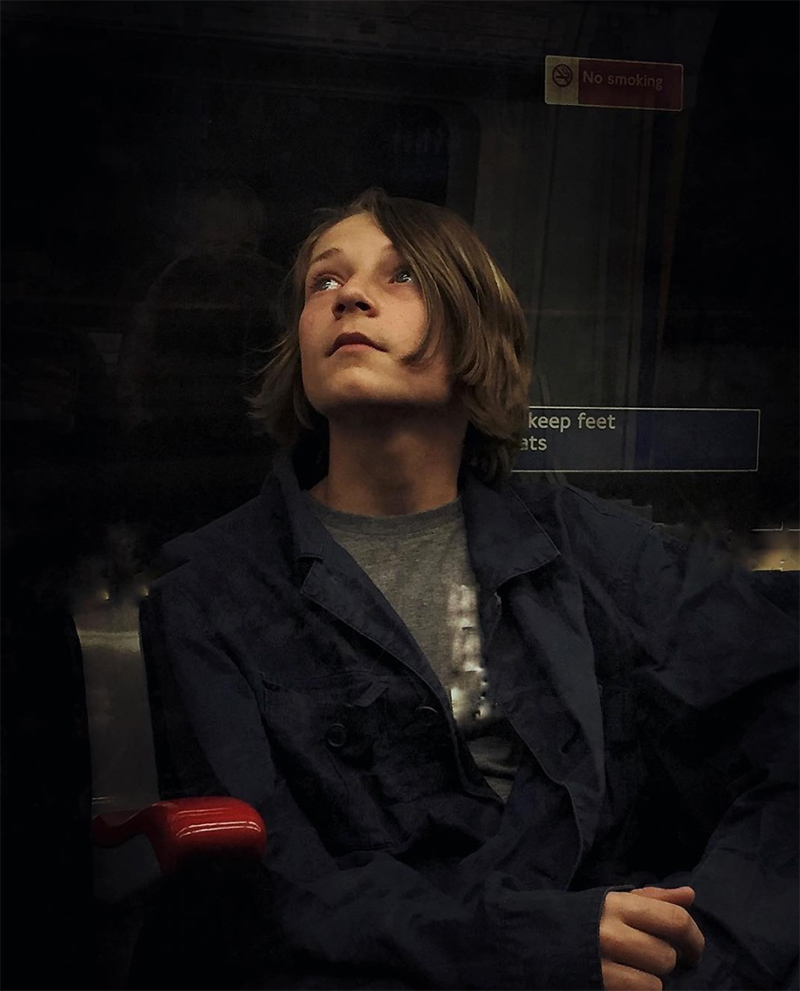 Британский фотограф снимает пассажиров метро в стиле художественной классики (1)