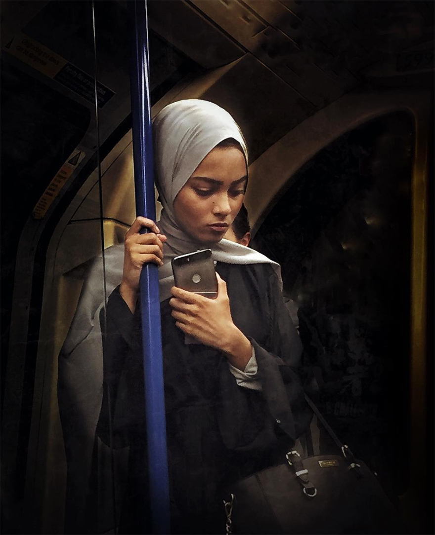 Британский фотограф снимает пассажиров метро в стиле художественной классики (2)