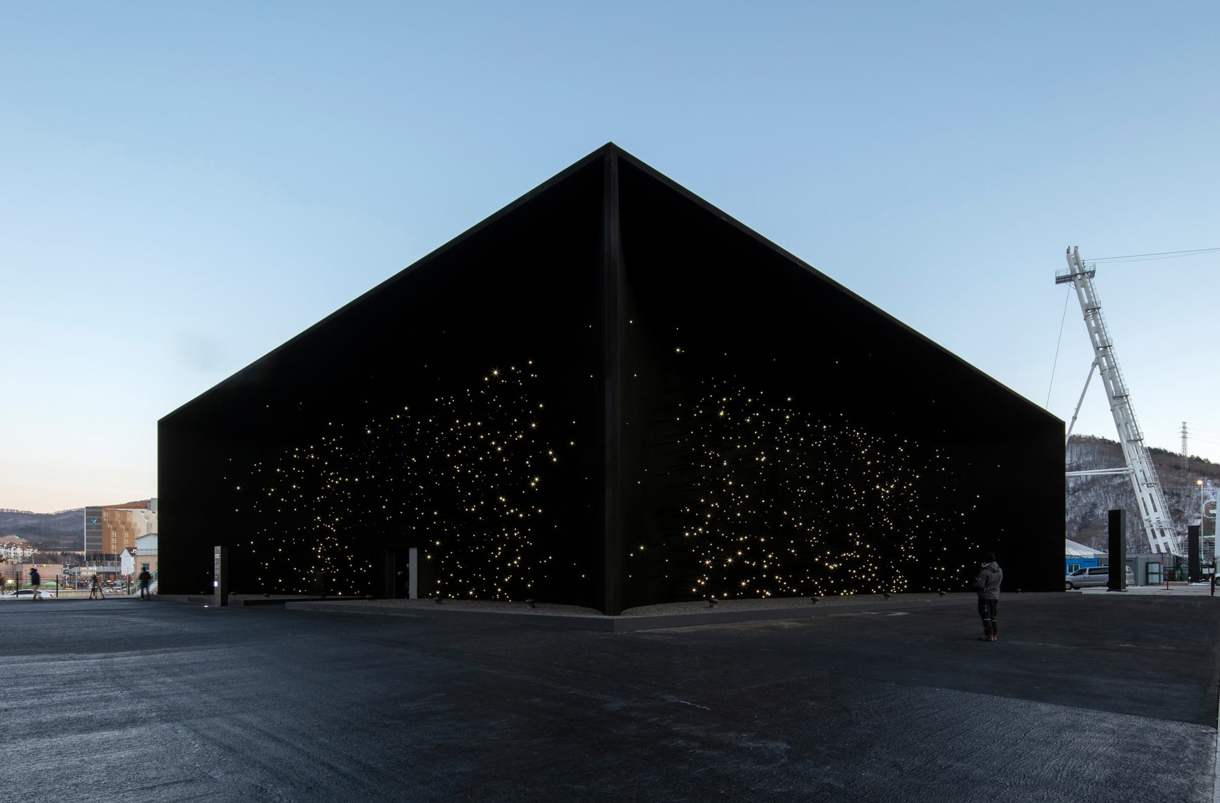 В Корее построили здание, напоминающее черную дыру (1)