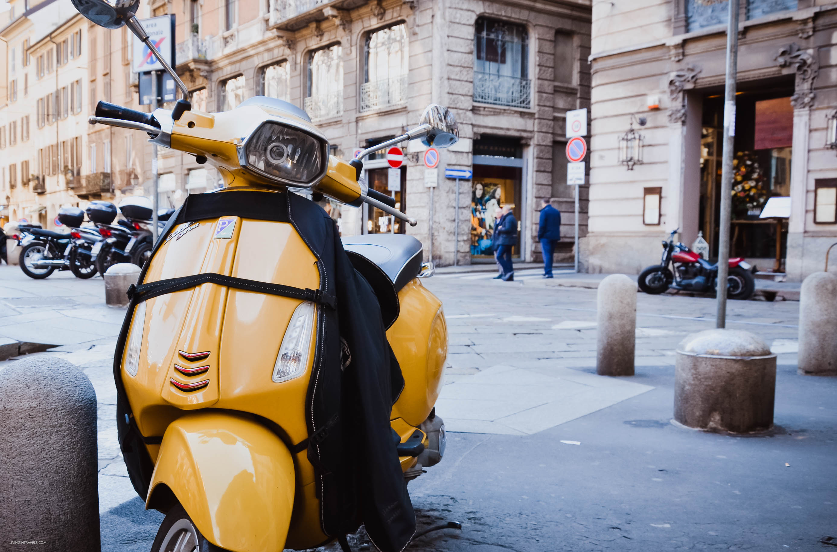 Желтая Vespa на улицах Милана. 10 вариантов куда пойти в Милане и не умереть со скуки