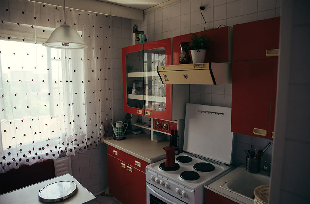 Хозяева Airbnb-апартаментов обставили их в стиле сериала Чернобыль (2)