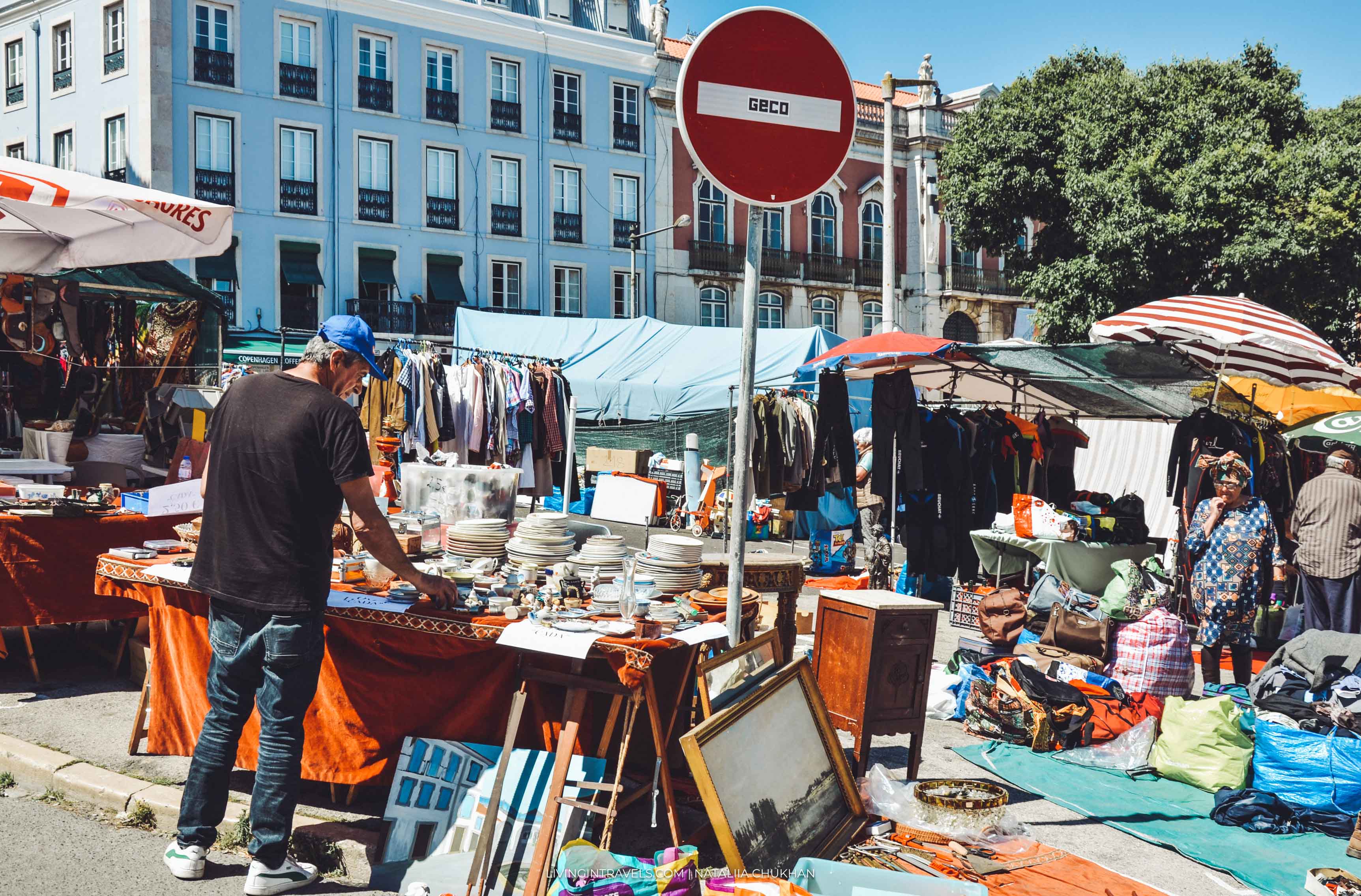 Блошиный рынок Feira da Ladra в Лиссабоне