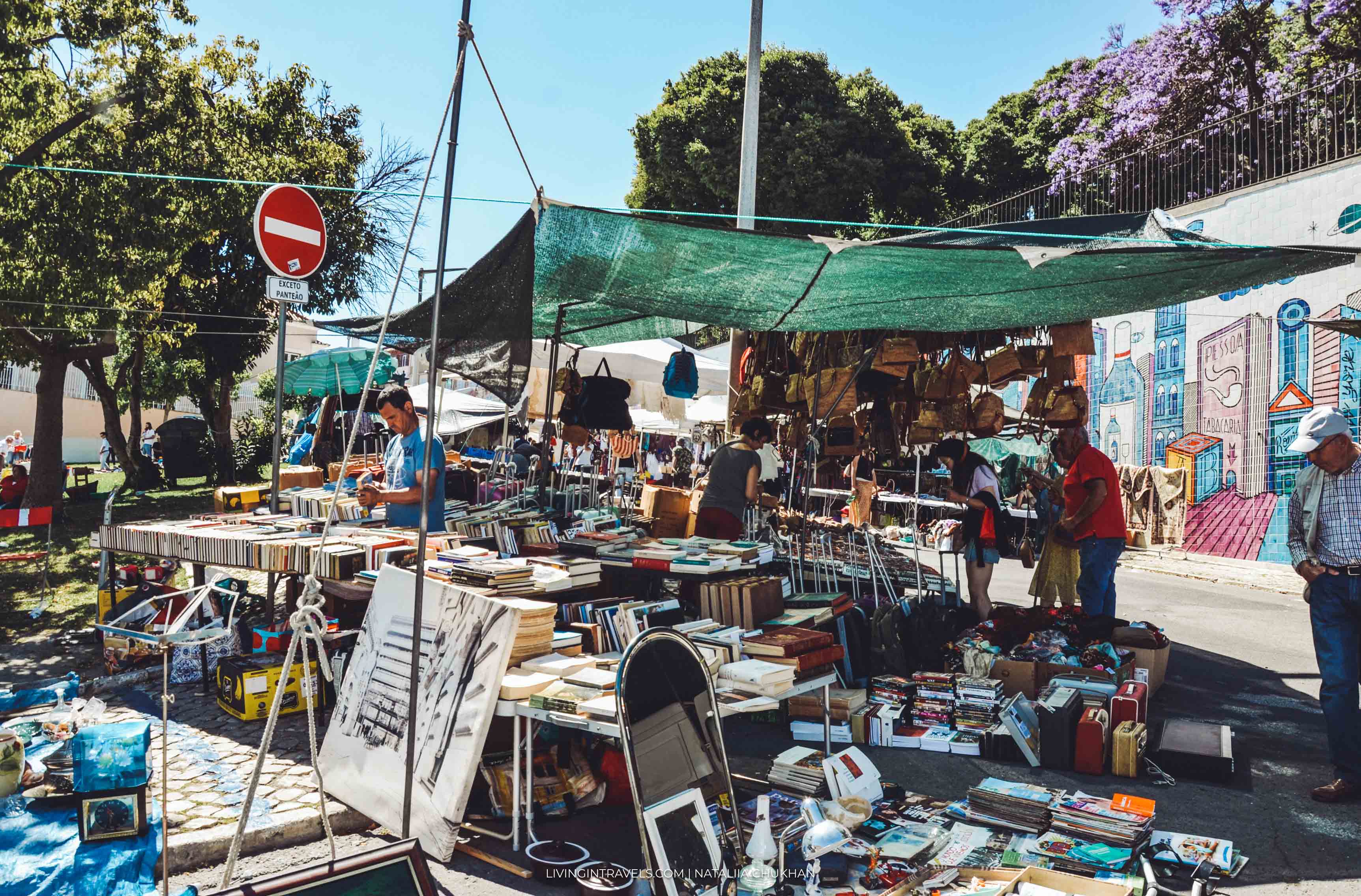 Блошиный рынок Feira da Ladra в Лиссабоне
