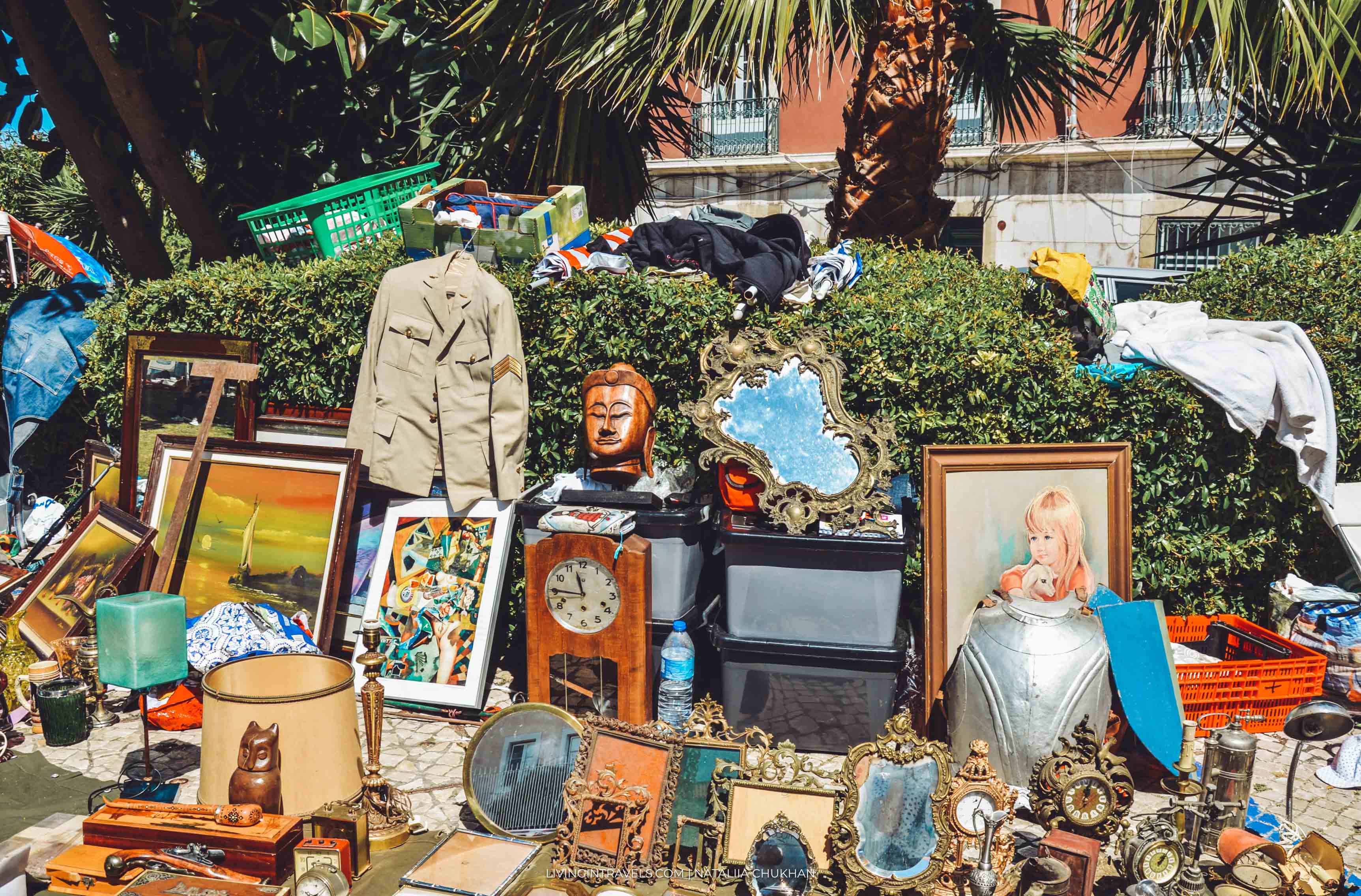 Блошиный рынок Feira da Ladra в Лиссабоне