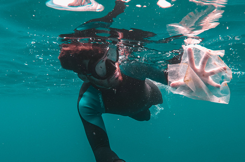 На дне мирового океана осело 14 млн тонн пластика