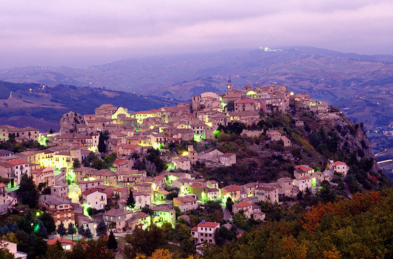 Еще одна деревня в Италии продает дома за 1€