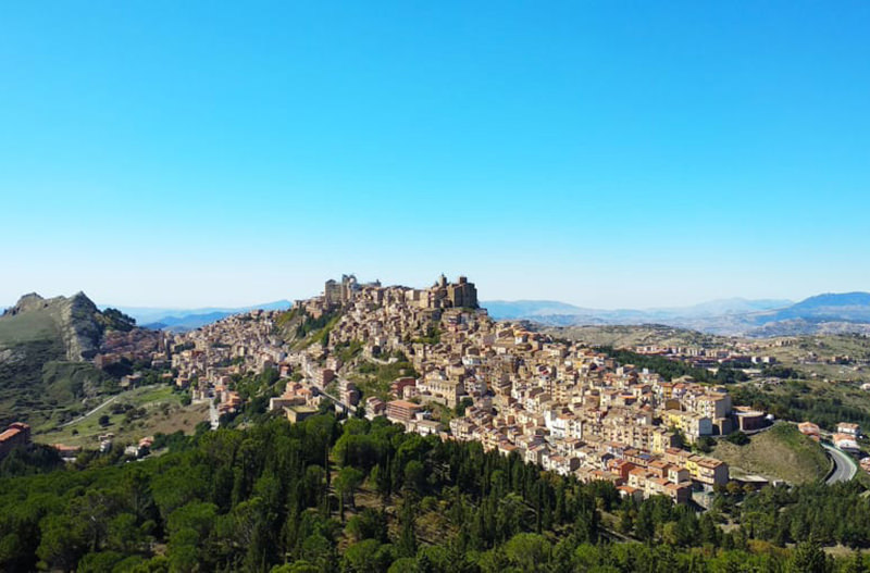Очередная деревня на Сицилии распродает дома за 1€