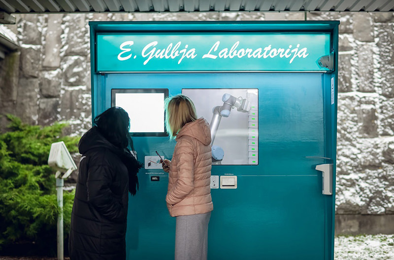 В аэропорту Риги открылся роботизированный пункт сдачи тестов на коронавирус
