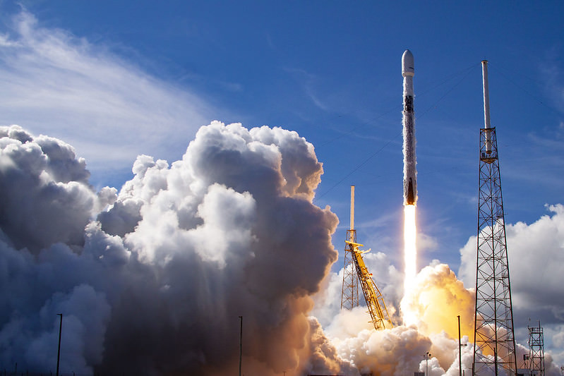 SpaceX отправит на орбиту обычных людей