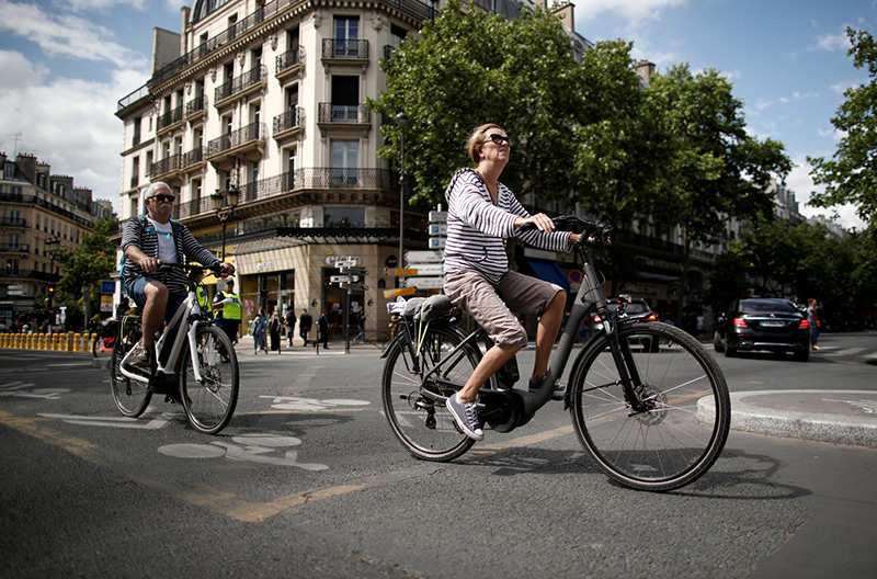 Французам предлагают пересесть на велосипеды за вознаграждение
