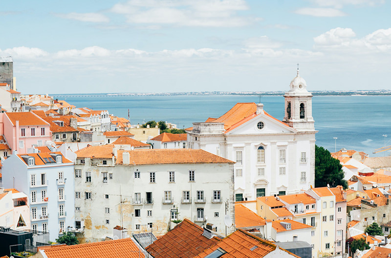 Португалия ослабляет карантин для туристов из ЕС