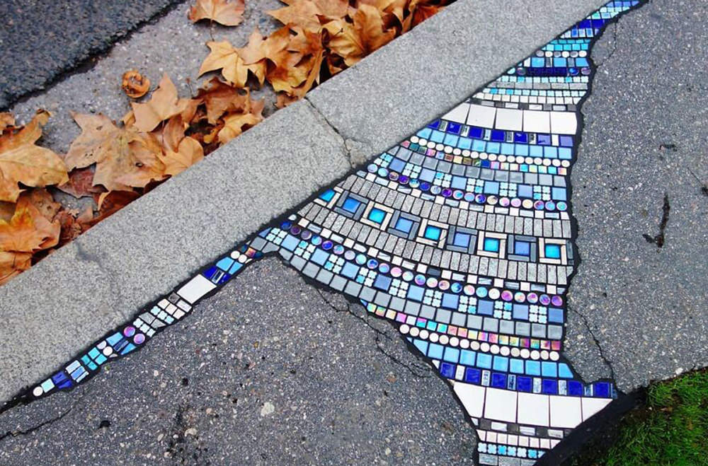 Уличный художник украшает ямы на тротуарах мозаикой (2)