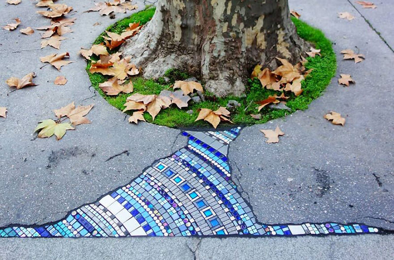 Уличный художник украшает ямы на тротуарах мозаикой