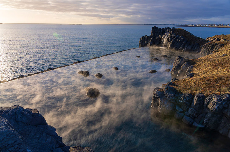 В Исландии открыли геотермальную лагуну на берегу океана