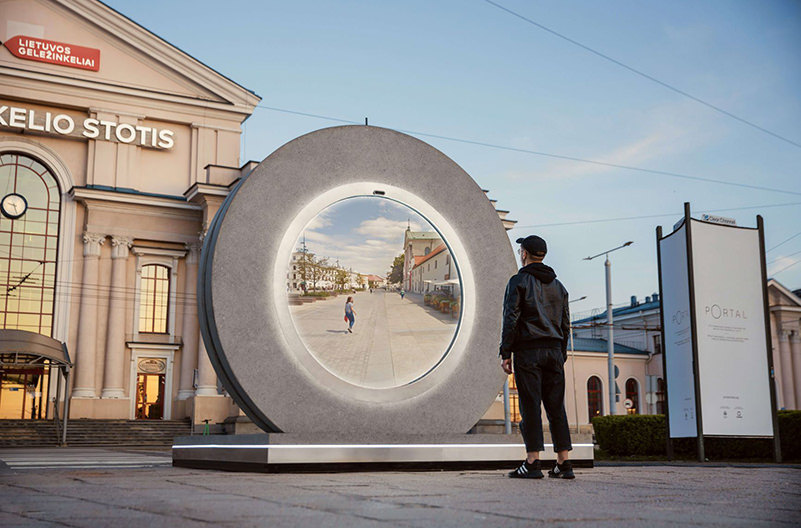 В Вильнюсе установили портал в другой город