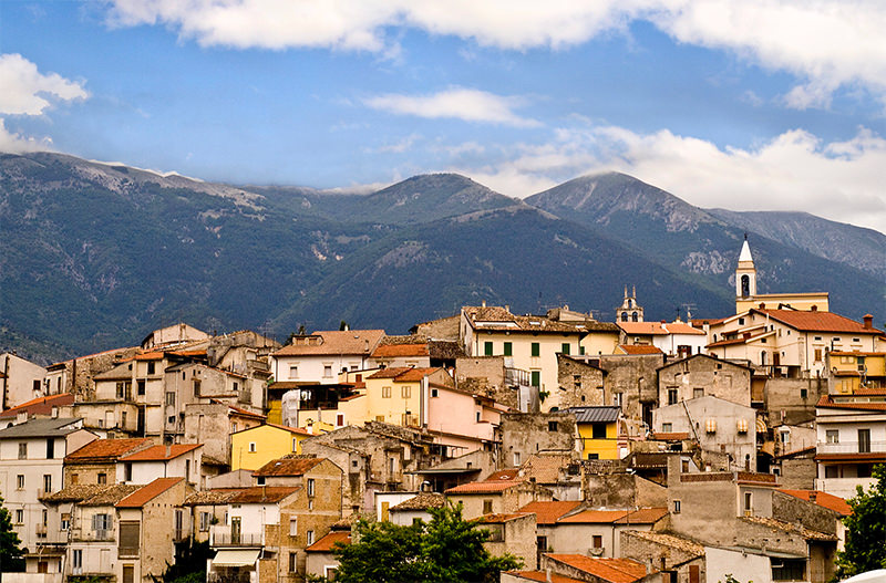 Еще один город Италии распродает дома за 1€