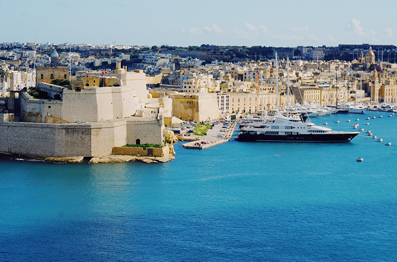 Мальта решила не вводить запрет на поездки для невакцинированных