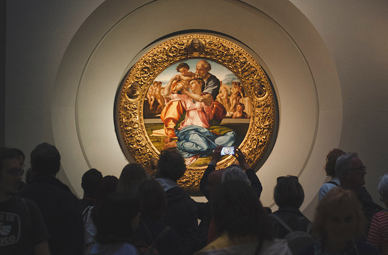 В музеях Италии начали следить за реакцией посетителей на картины