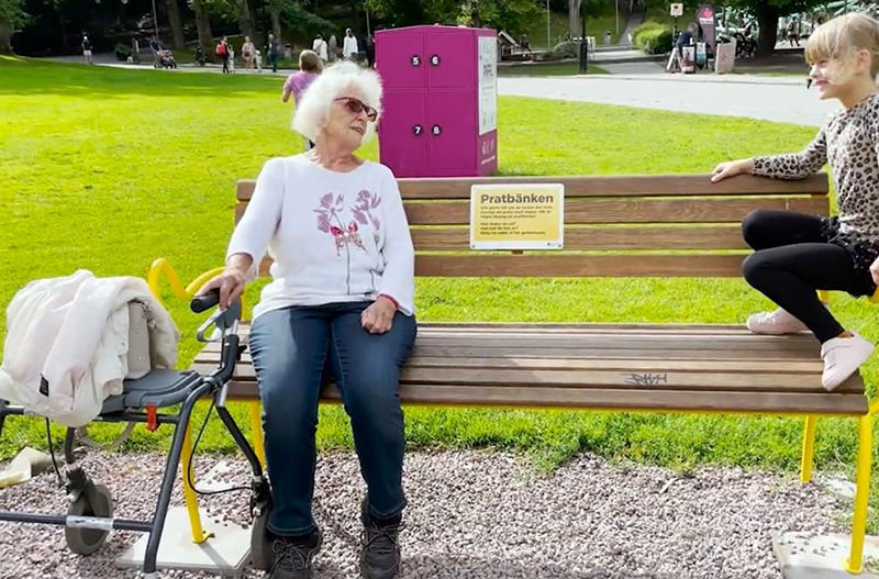 Город в Швеции устанавливает скамейки от одиночества