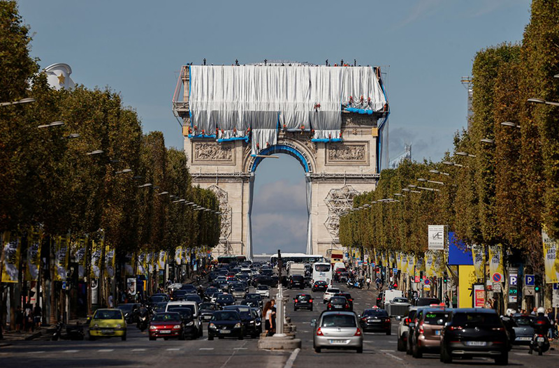 Триумфальную арку в Париже обернут в мерцающую ткань
