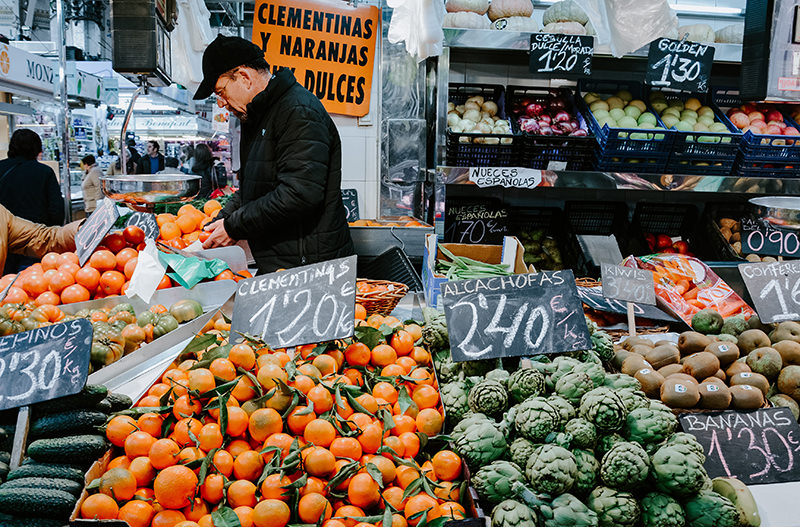 Магазины Испании больше не будут продавать фрукты и овощи в пластике