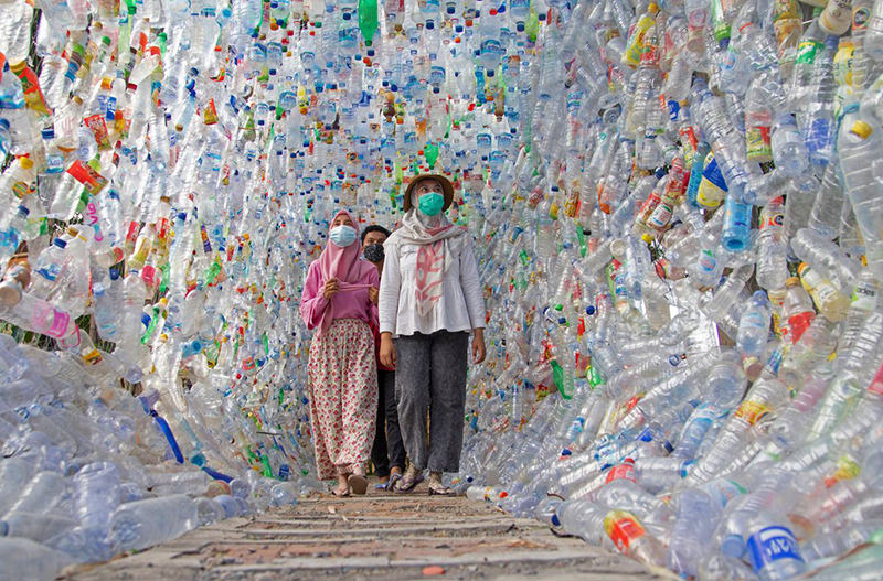 В Индонезии открылся музей из пластиковых бутылок и пакетов