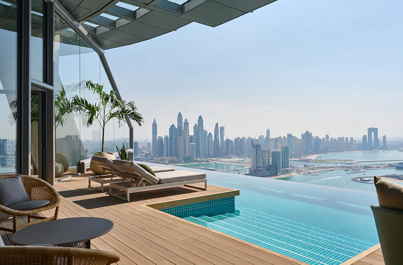 В Дубае открылся самый высокий безбортный панорамный бассейн