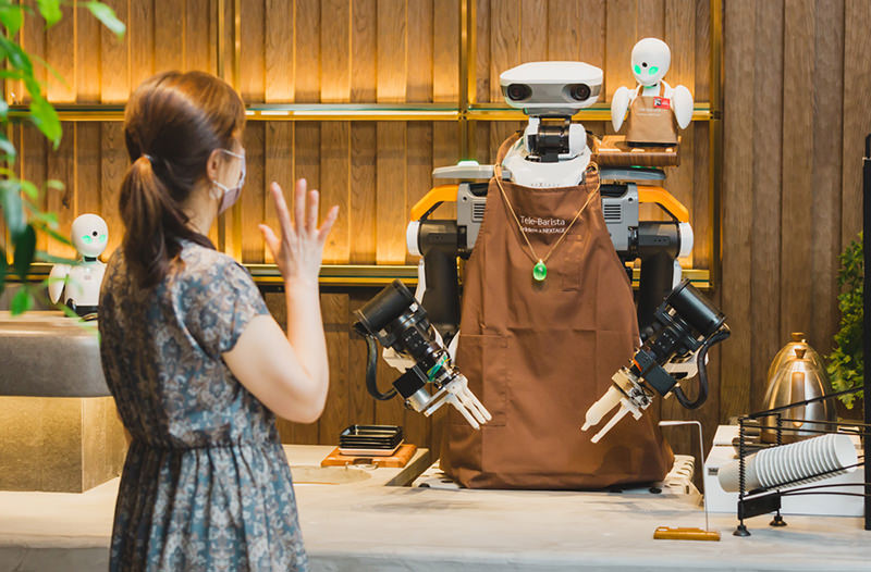 В Токио открылось кафе с роботами вместо официантов