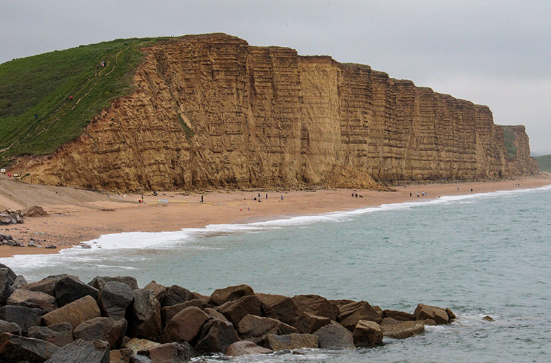 В Великобритании обвалились скалы, которые стали популярными из-за сериала «Убийство на пляже»