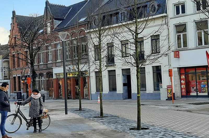 Город в Бельгии создал единое пространство для пешеходов и автомобилей