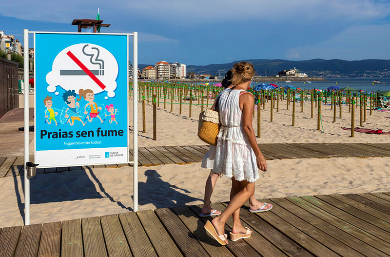 На пляжах Испании запретили курить