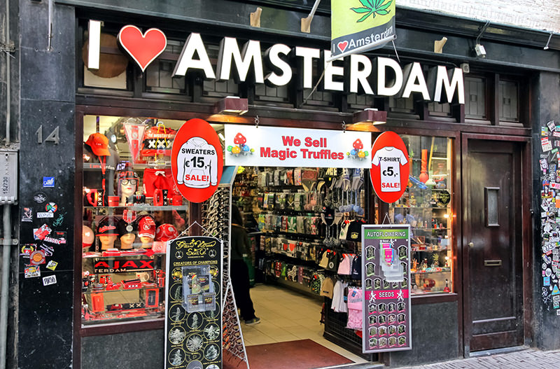 В Амстердаме запретили безвкусные туристические магазины