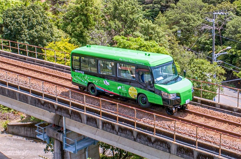 В Японии запустят автобус, который может ездить по рельсам