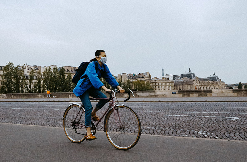 Париж снова ввел ношение масок на улице