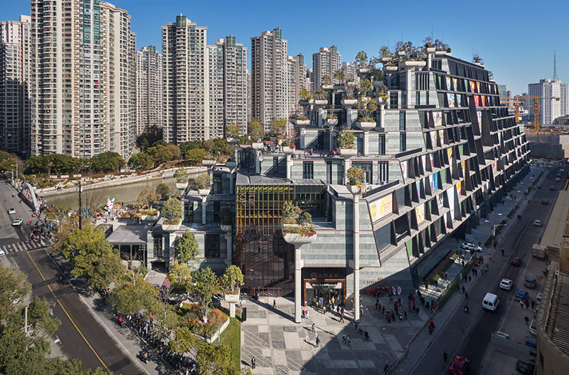 В Шанхае открыли торговый центр с 1000 деревьев на фасаде