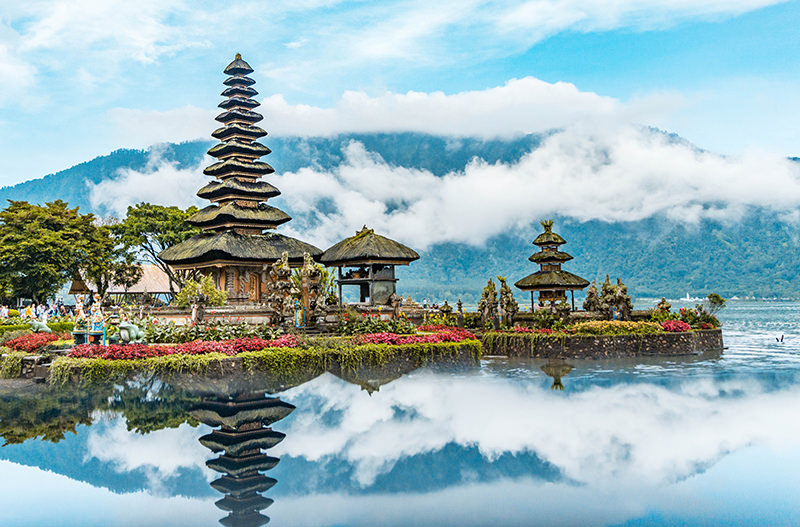 Индонезия снова ужесточила ковид-ограничения на путешествия