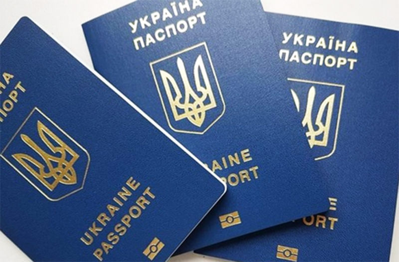 Украинцам разрешат оформлять паспорта за границей